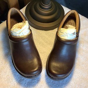 ** BRAND NEW** Dawson Club Brown (Dansko like) size 6